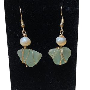 Gold tone Wired Sea 🌊 Glass👂rings with Freshwater Pearl 🦪